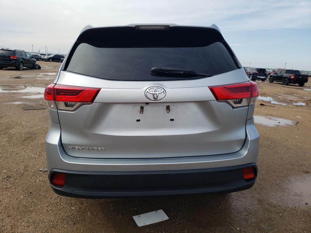 5TDZARFH8KS059044 2019 Toyota Highlander Le