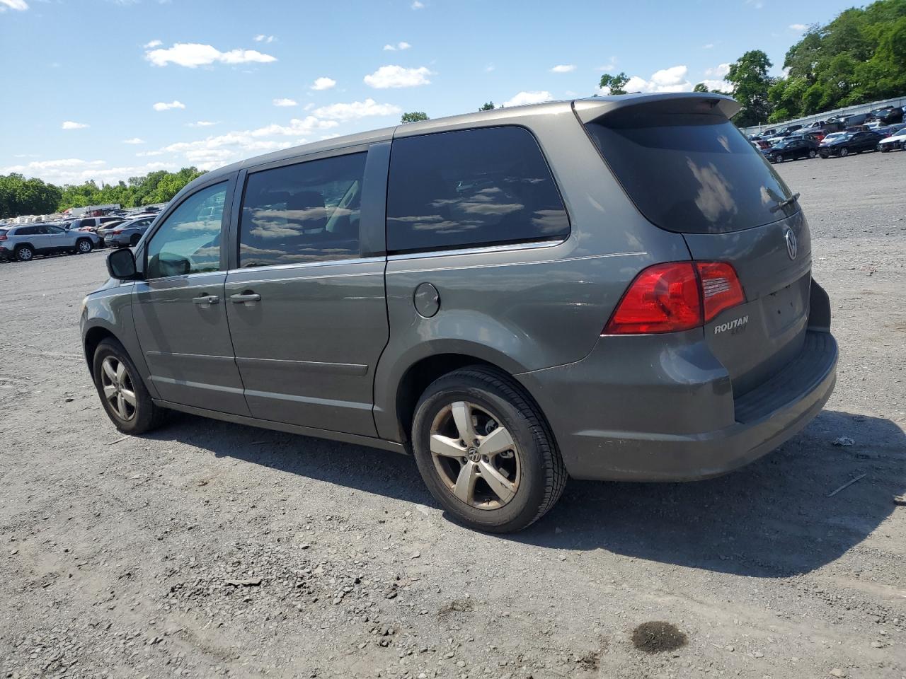 2V4RW3D17AR272178 2010 Volkswagen Routan Se