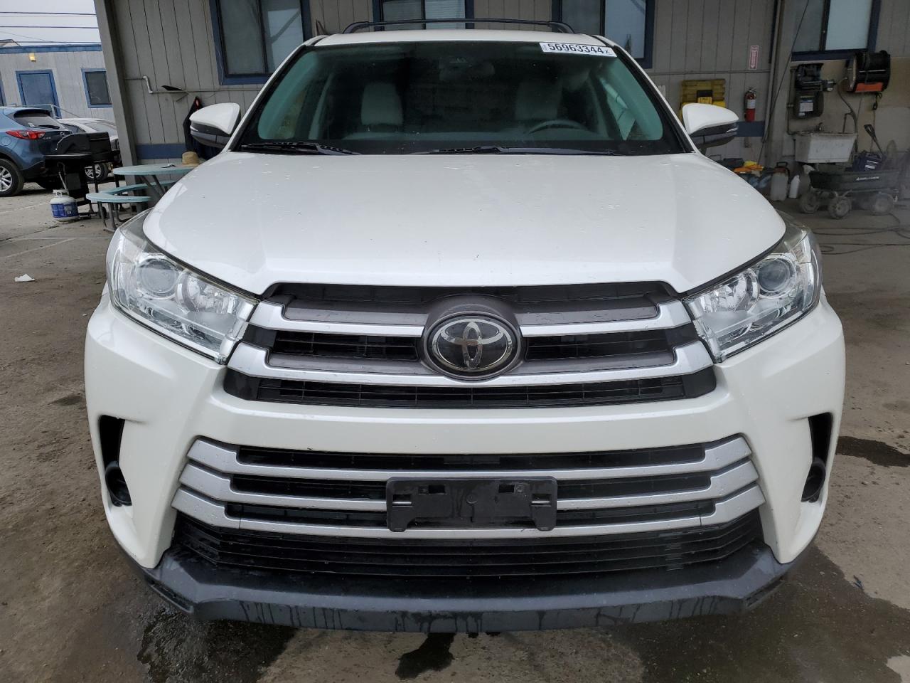 5TDZARFH3JS041095 2018 Toyota Highlander Le