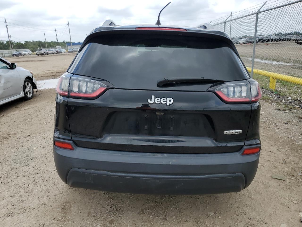 1C4PJLCB8KD149701 2019 Jeep Cherokee Latitude