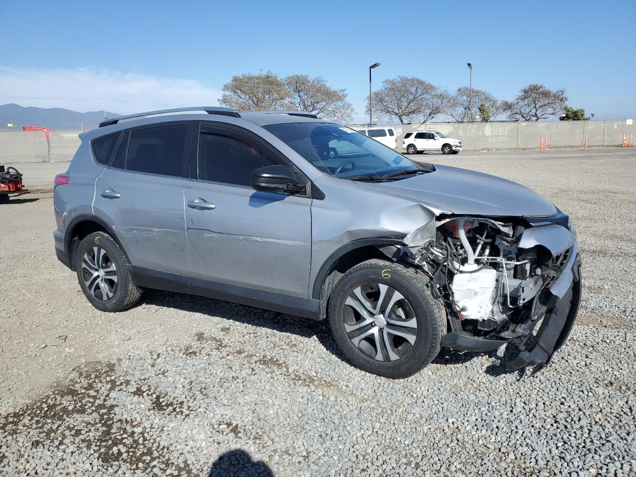 2018 Toyota Rav4 Le vin: JTMZFREV5JJ183695