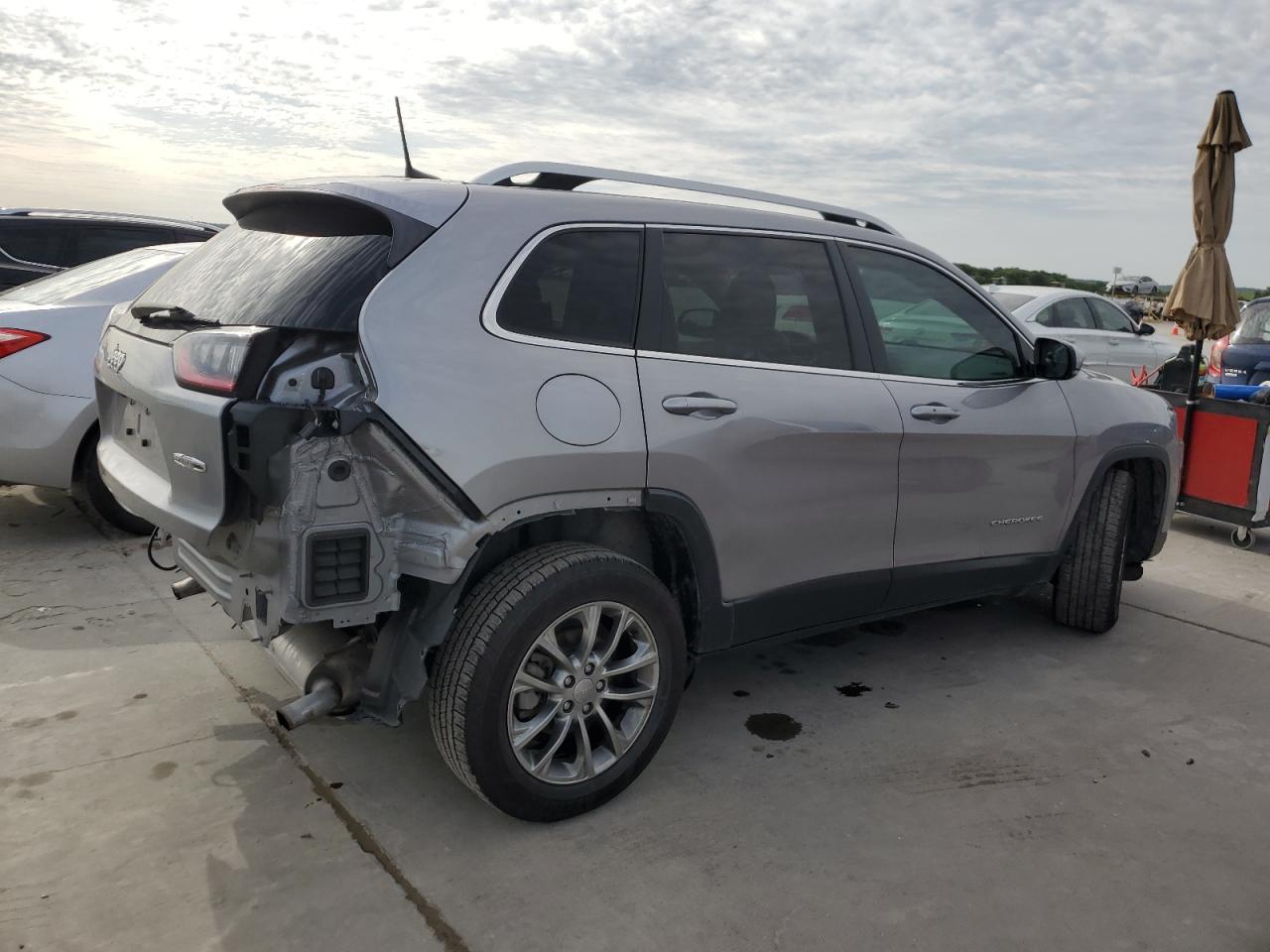 1C4PJLLNXKD215899 2019 Jeep Cherokee Latitude Plus