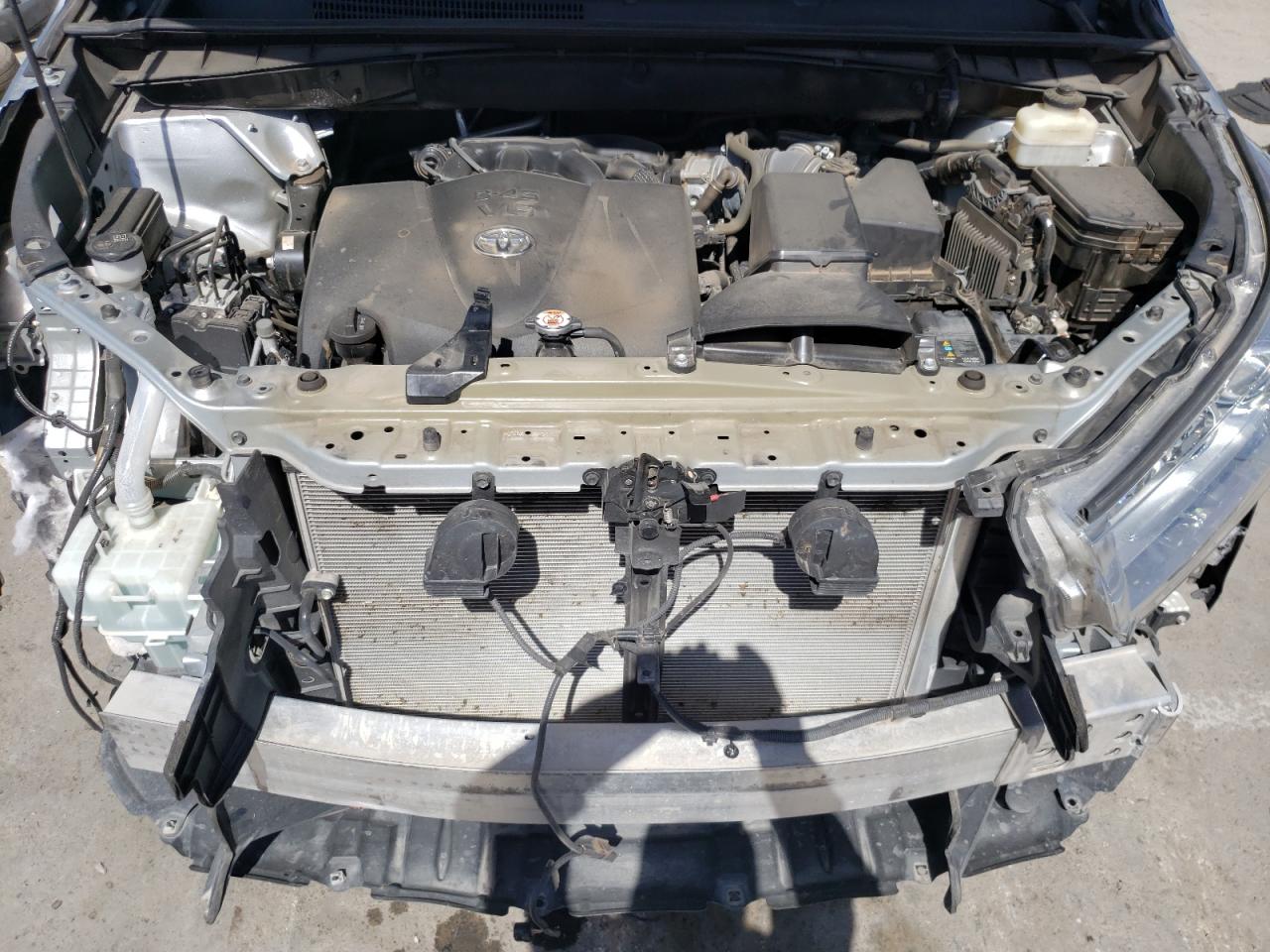 5TDKZRFH3JS539632 2018 Toyota Highlander Se