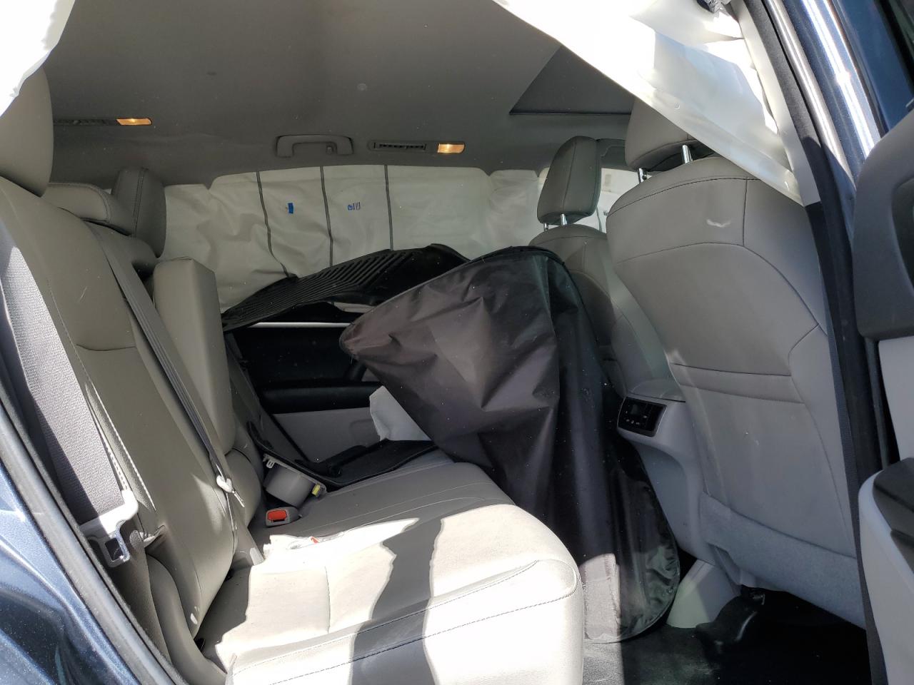 5TDKZRFH0JS274216 2018 Toyota Highlander Se