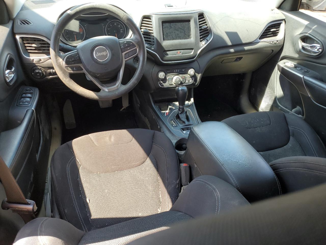 1C4PJLCB9KD377335 2019 Jeep Cherokee Latitude