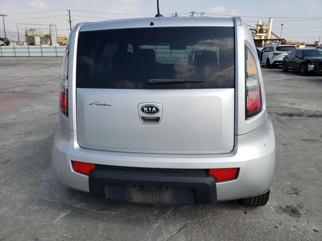 KNDJT2A27B7708084 2011 Kia Soul +
