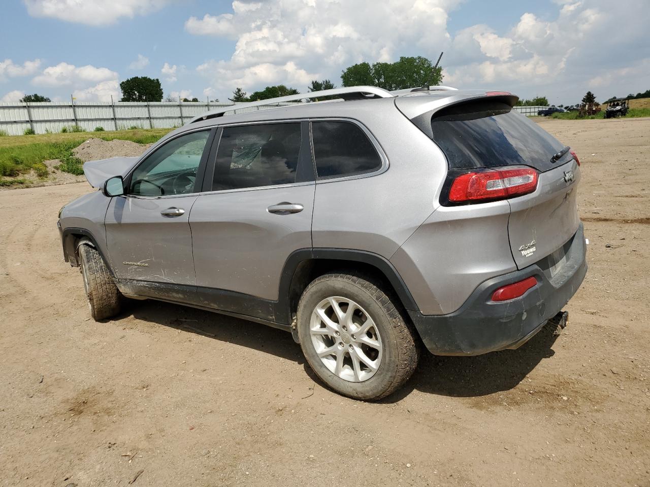 1C4PJMCXXJD517327 2018 Jeep Cherokee Latitude