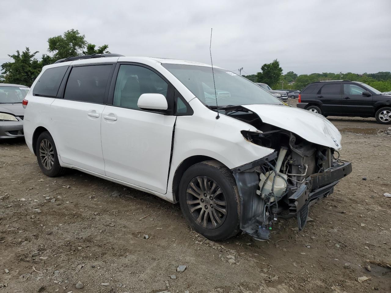 5TDYK3DC8ES438627 2014 Toyota Sienna Xle