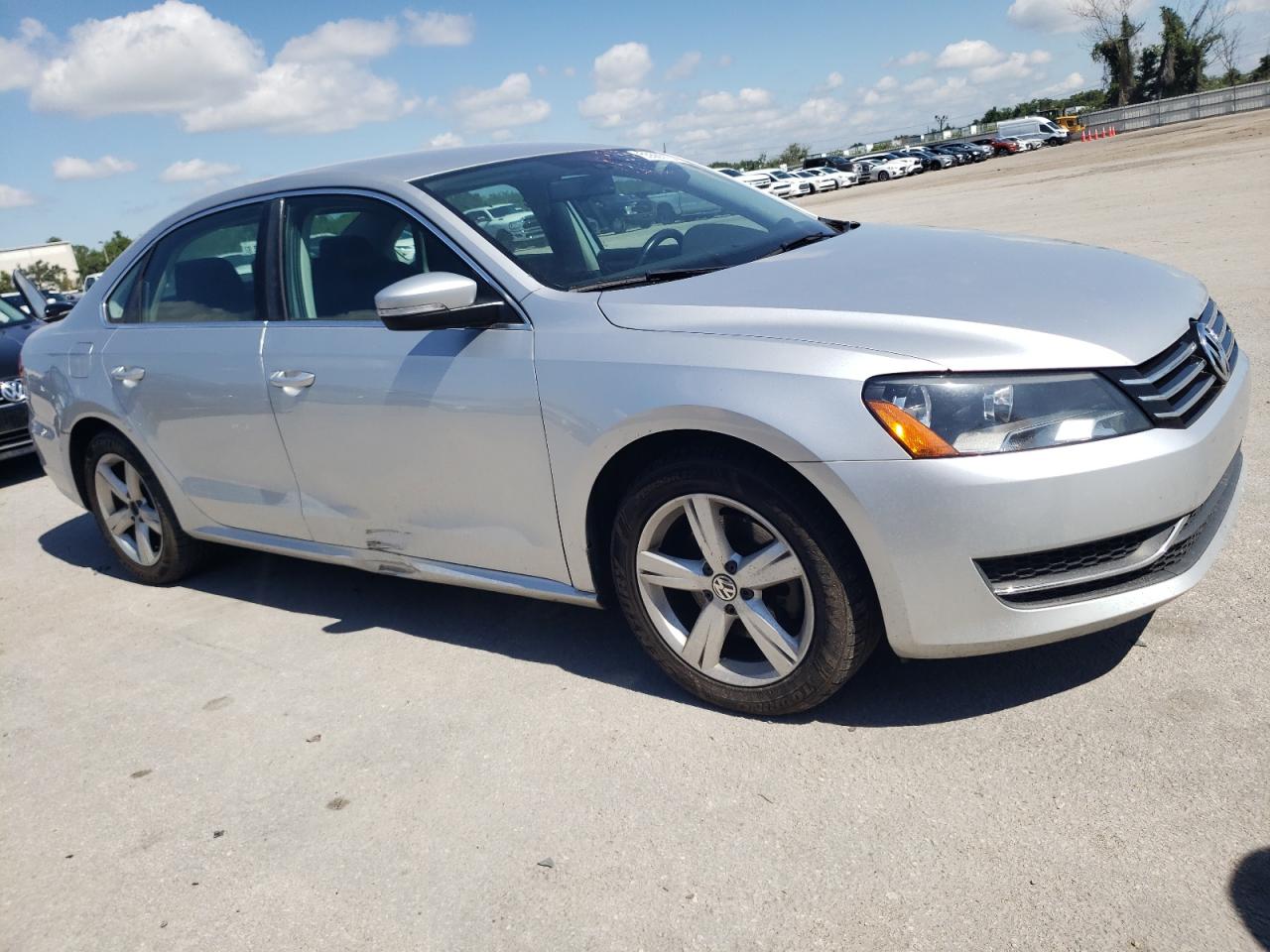 2014 Volkswagen Passat Se vin: 1VWBS7A37EC051745