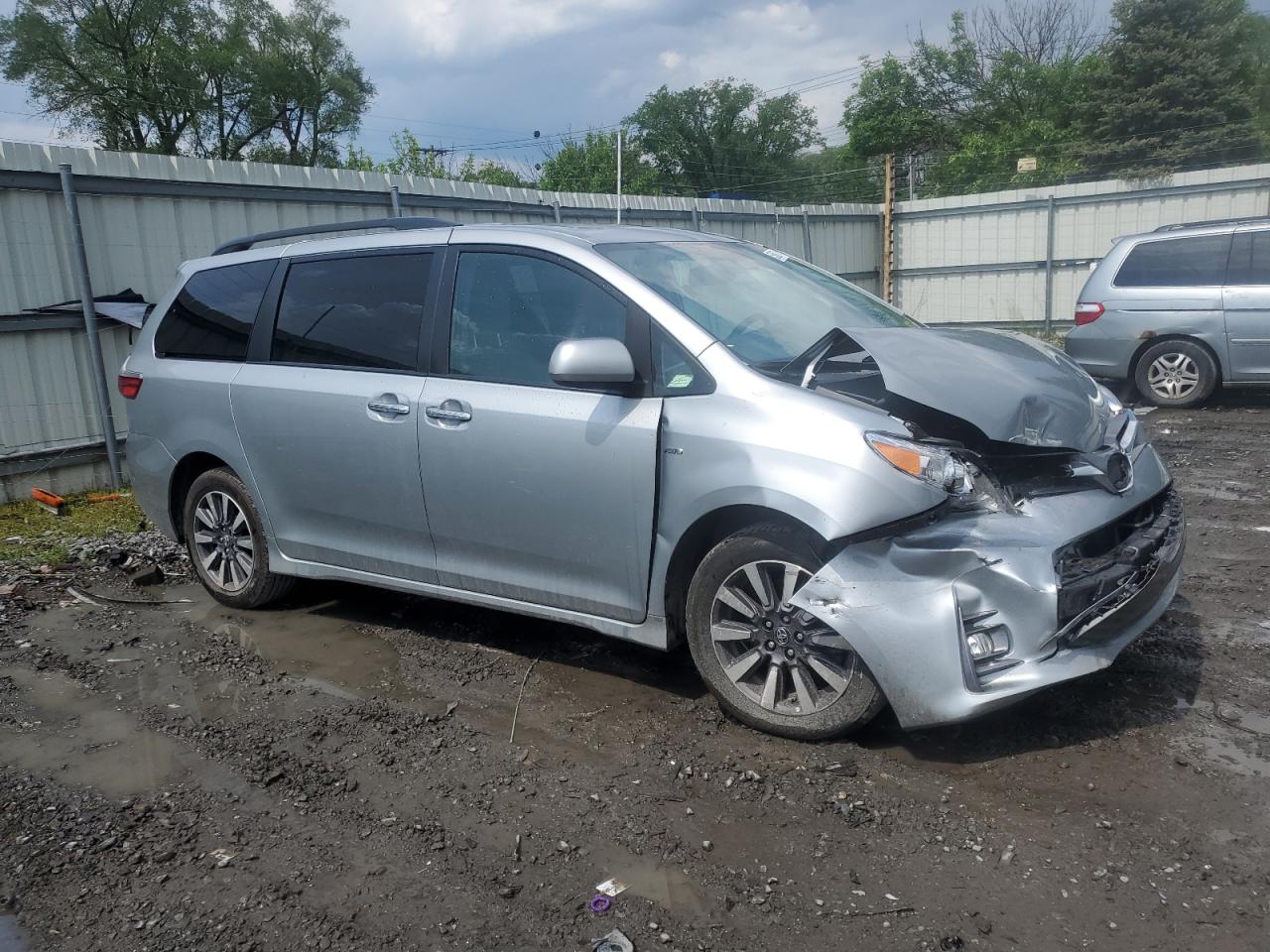 5TDDZ3DC8KS219723 2019 Toyota Sienna Xle