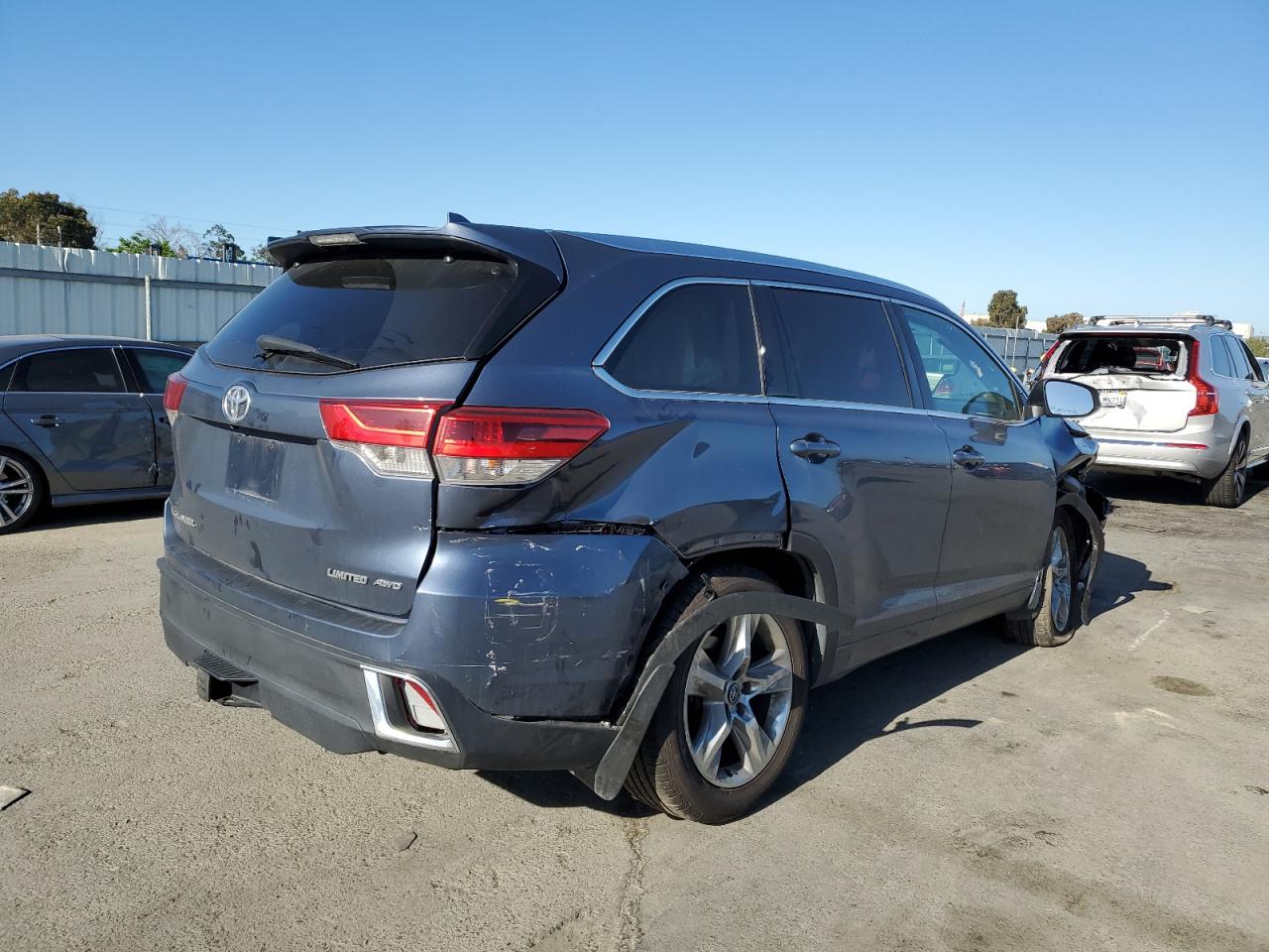 5TDDZRFH8JS803985 2018 Toyota Highlander Limited