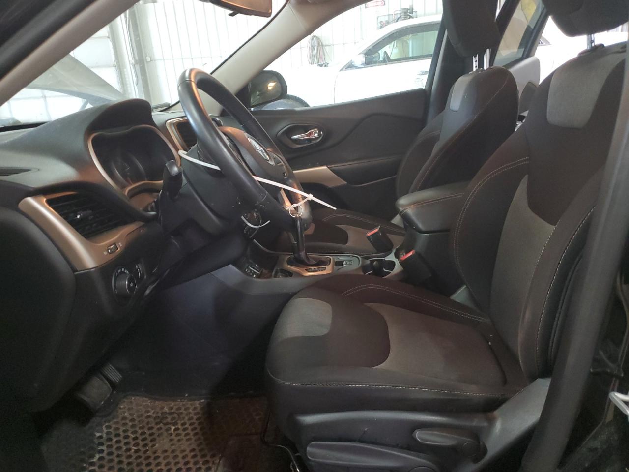 1C4PJLCB1JD596482 2018 Jeep Cherokee Latitude