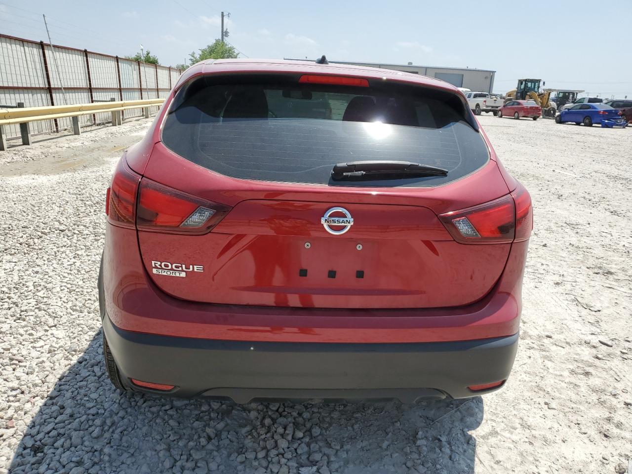 JN1BJ1CP8JW183914 2018 Nissan Rogue Sport S