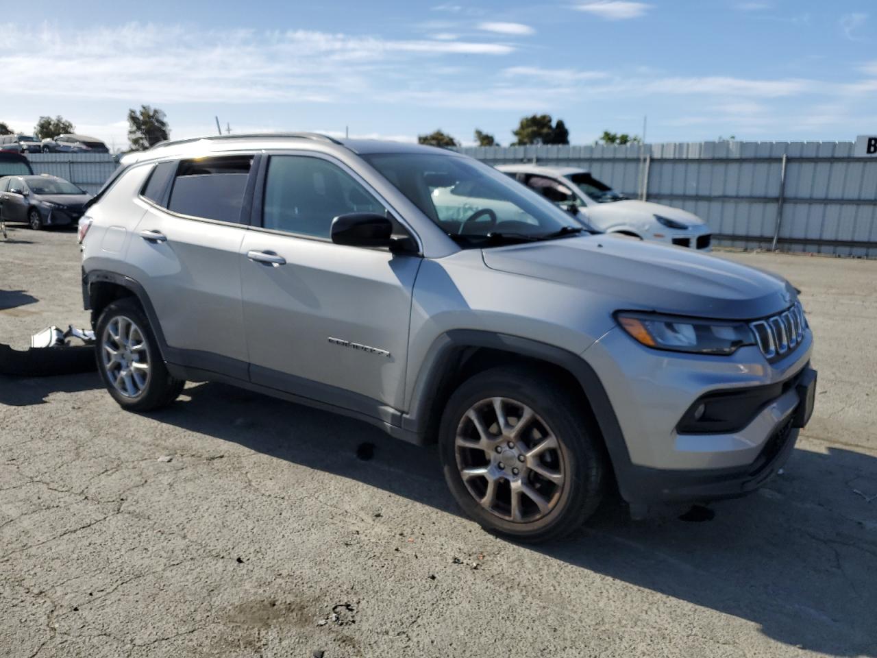 2022 Jeep Compass Latitude Lux vin: 3C4NJDFB5NT184767