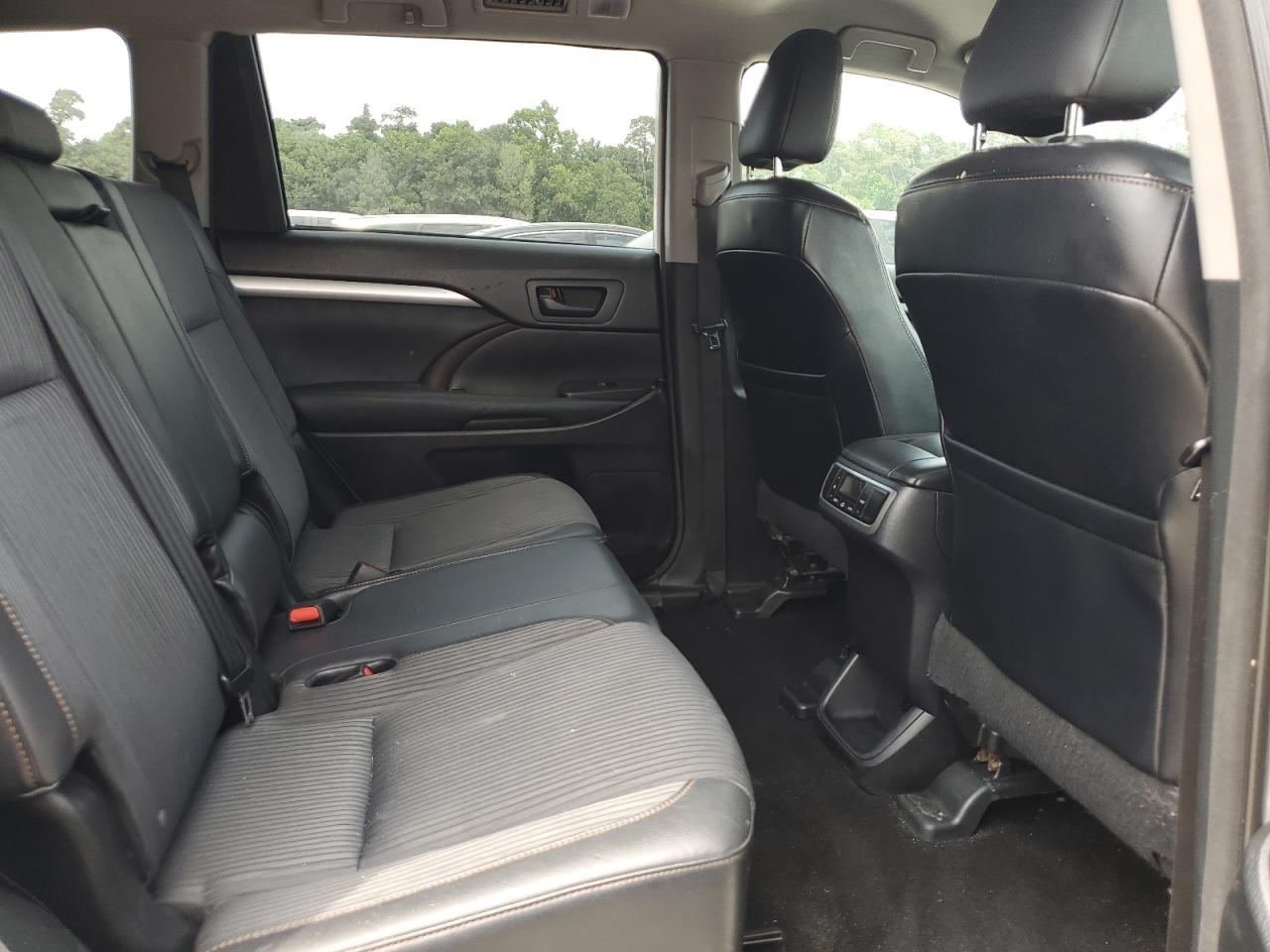 5TDZKRFH2FS078143 2015 Toyota Highlander Le