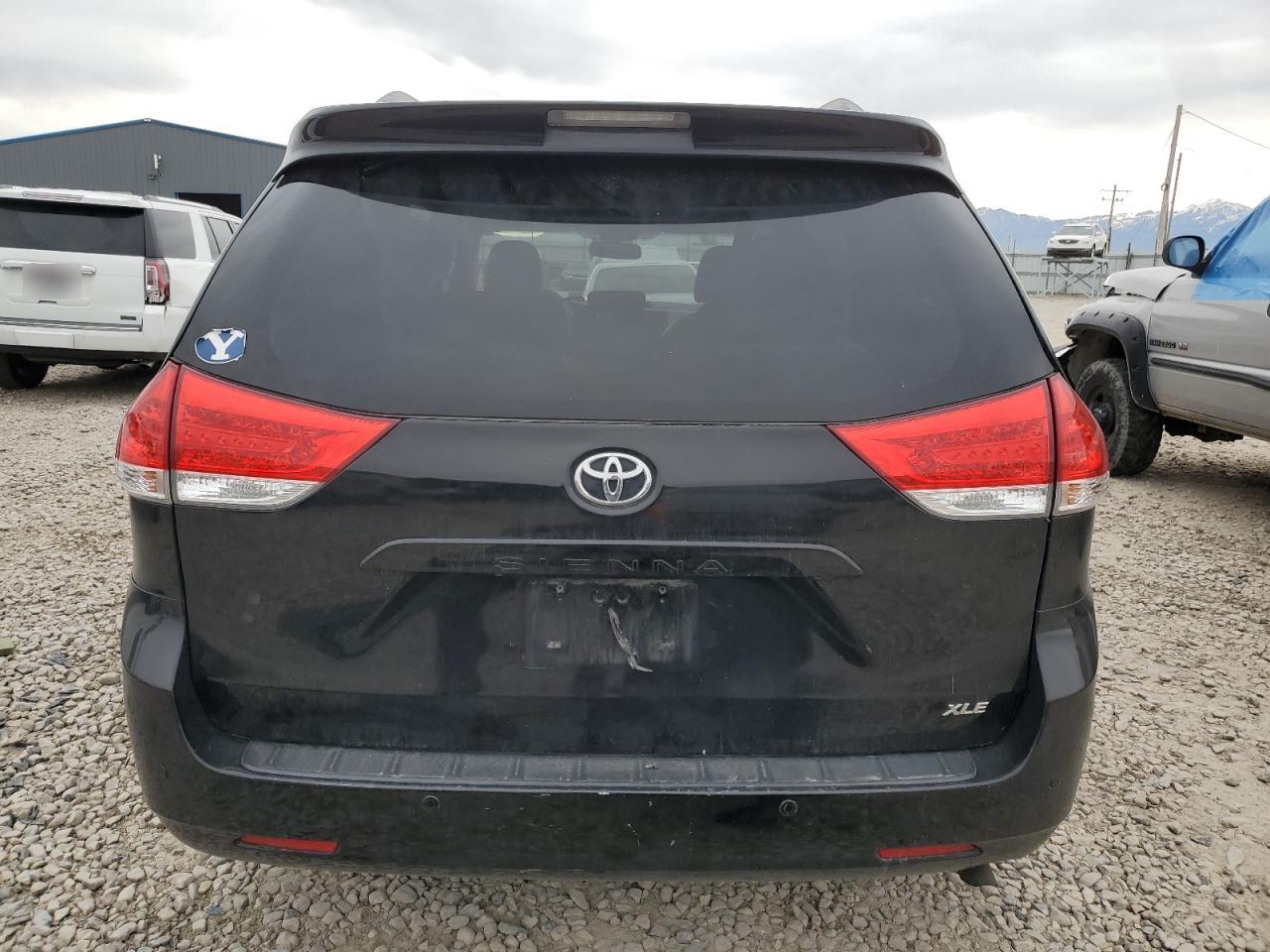 5TDYK3DC0ES463893 2014 Toyota Sienna Xle