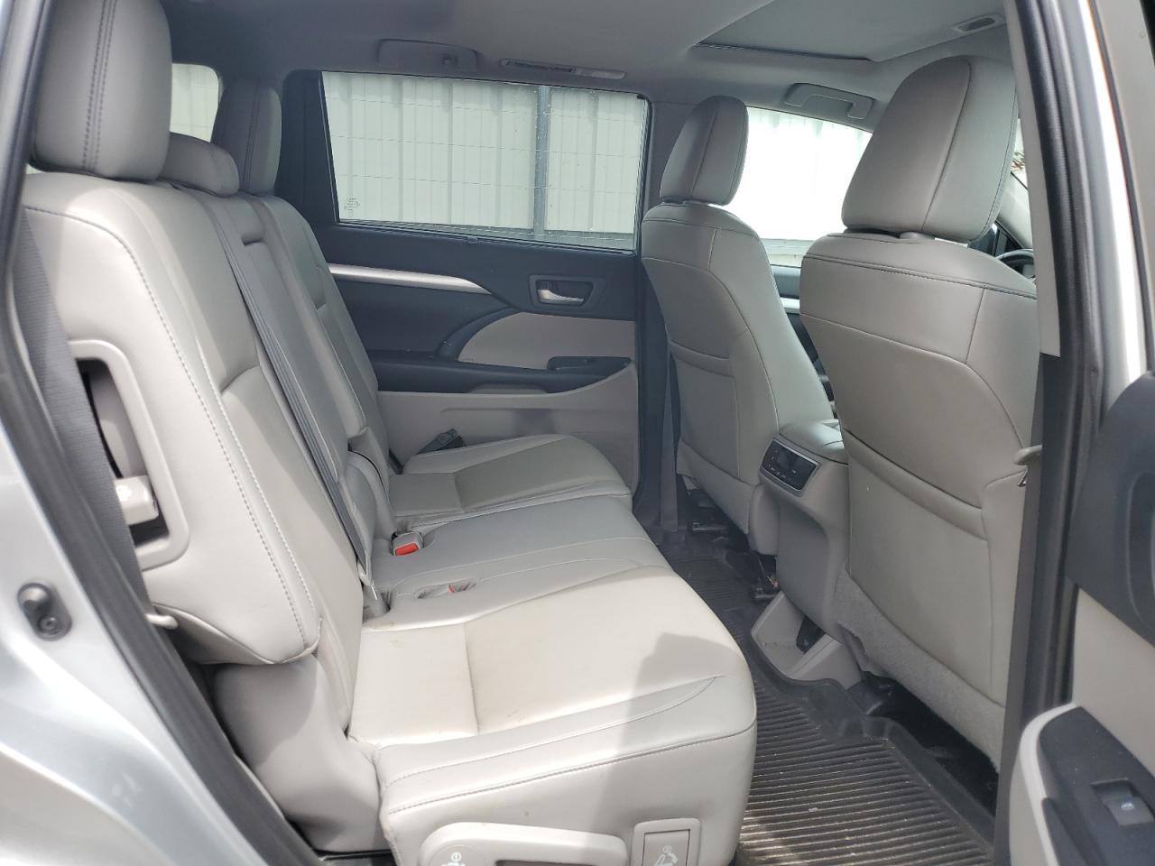 5TDJZRFH1KS584484 2019 Toyota Highlander Se