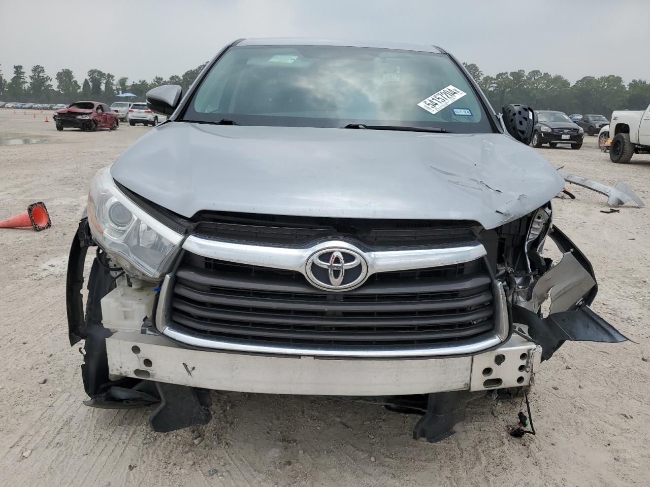 5TDZKRFH4GS165575 2016 Toyota Highlander Le