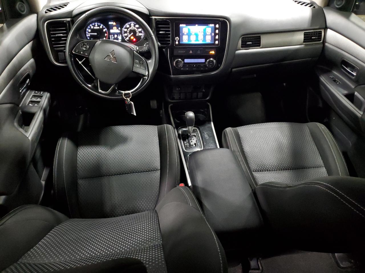 JA4AZ3A37JZ005787 2018 Mitsubishi Outlander Se