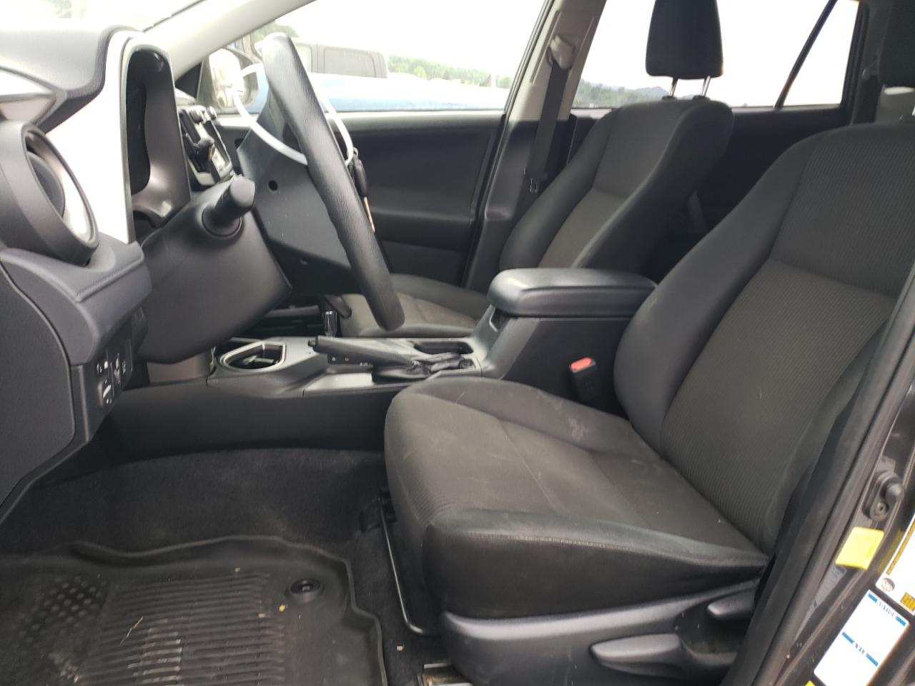 JTMBFREV1HJ132562 2017 Toyota Rav4 Le