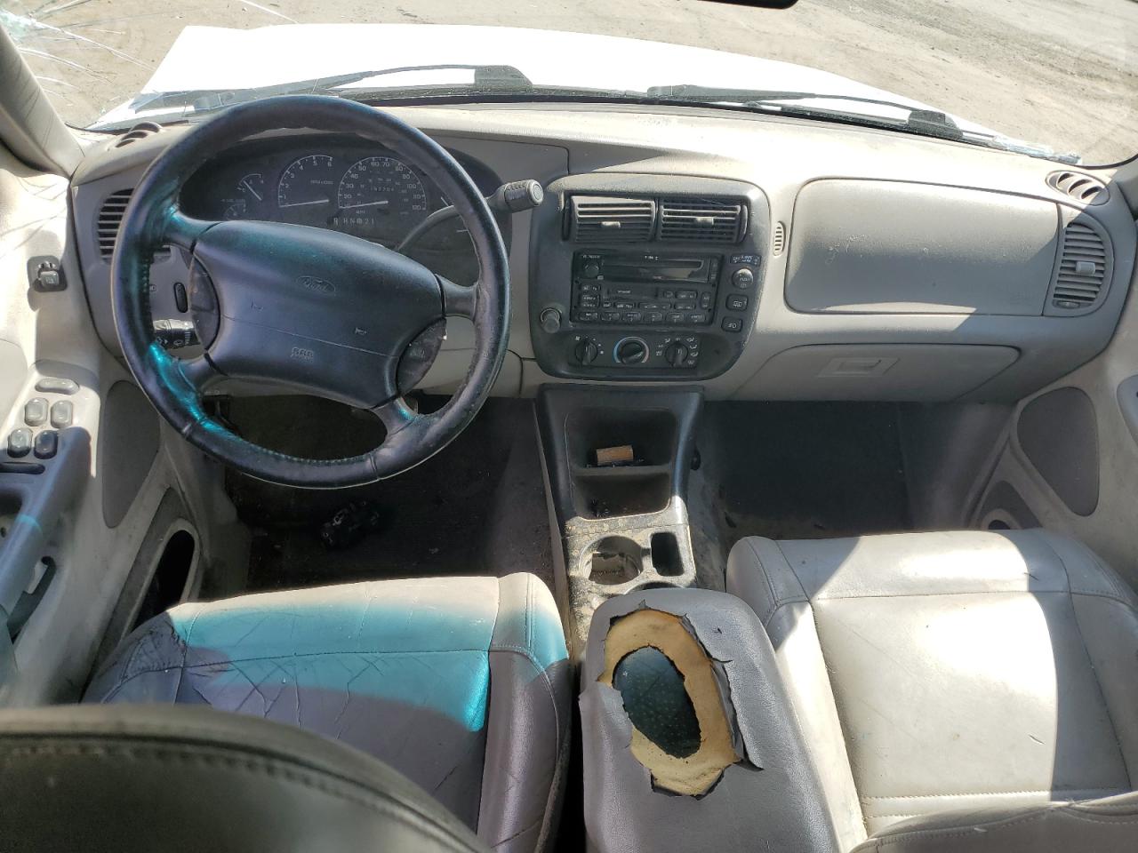 1FMZU83PXYZB88774 2000 Ford Explorer Xlt