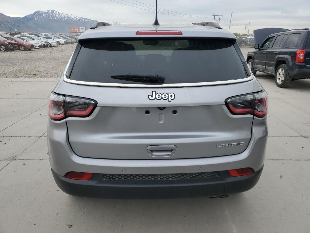 3C4NJCCB8JT357951 2018 Jeep Compass Limited