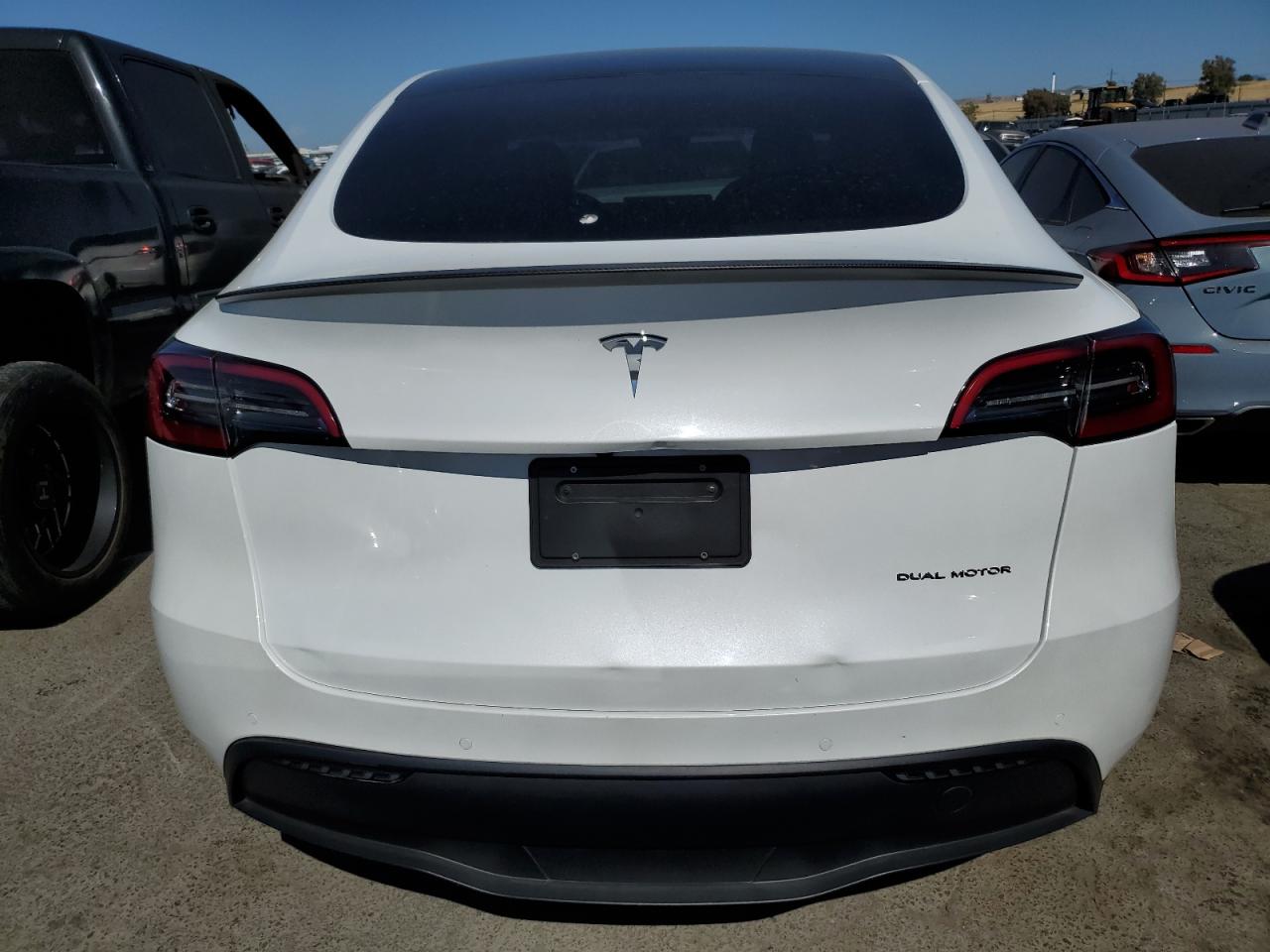 2022 Tesla Model Y vin: 7SAYGDEF0NF493323