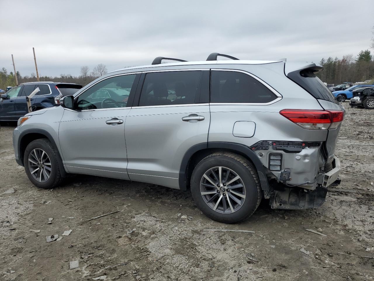 5TDJZRFH5HS398892 2017 Toyota Highlander Se