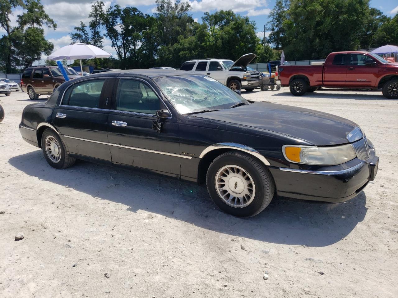 1LNHM83W2YY865535 2000 Lincoln Town Car Cartier