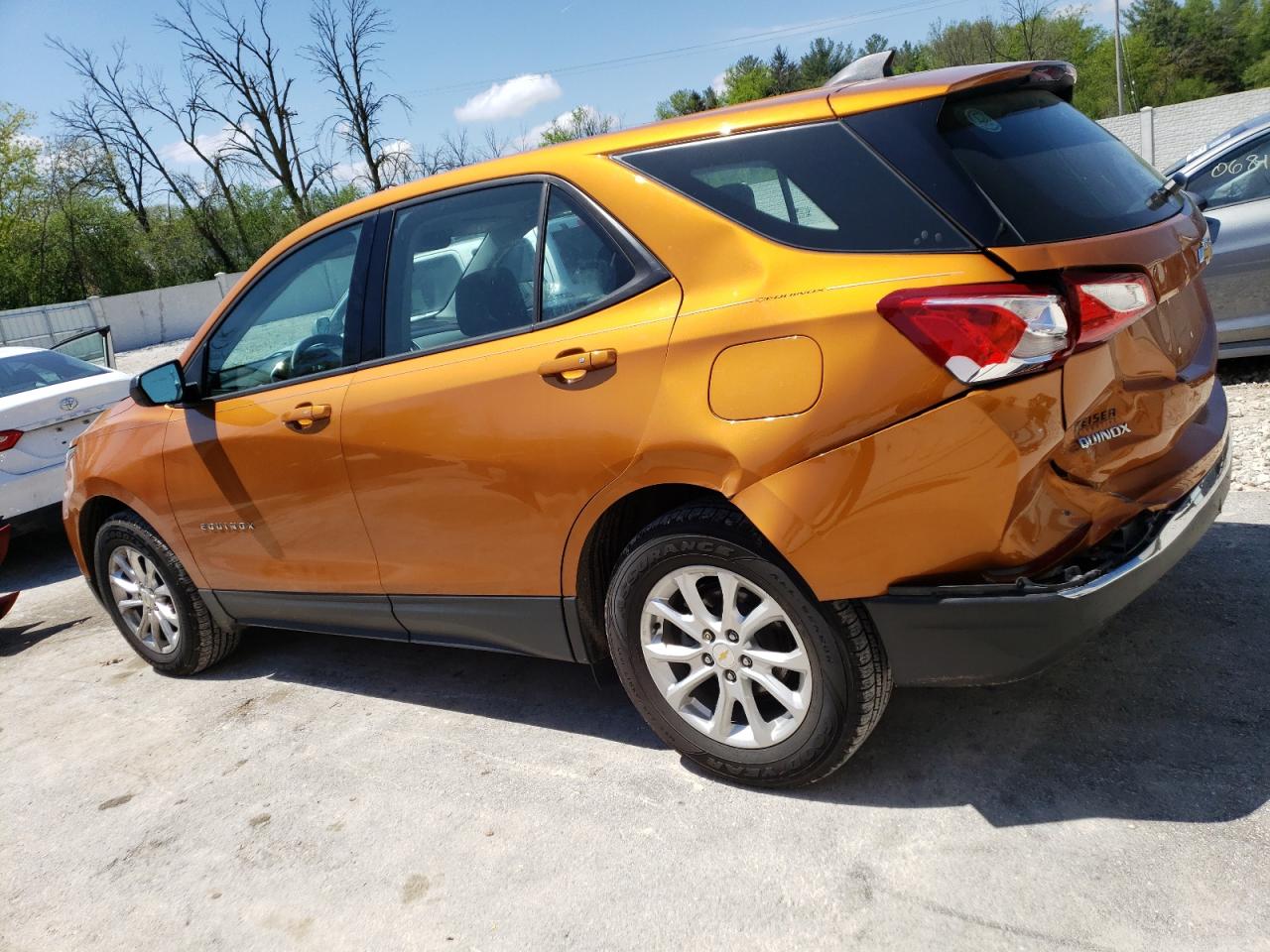 2GNAXHEV0J6180437 2018 Chevrolet Equinox Ls