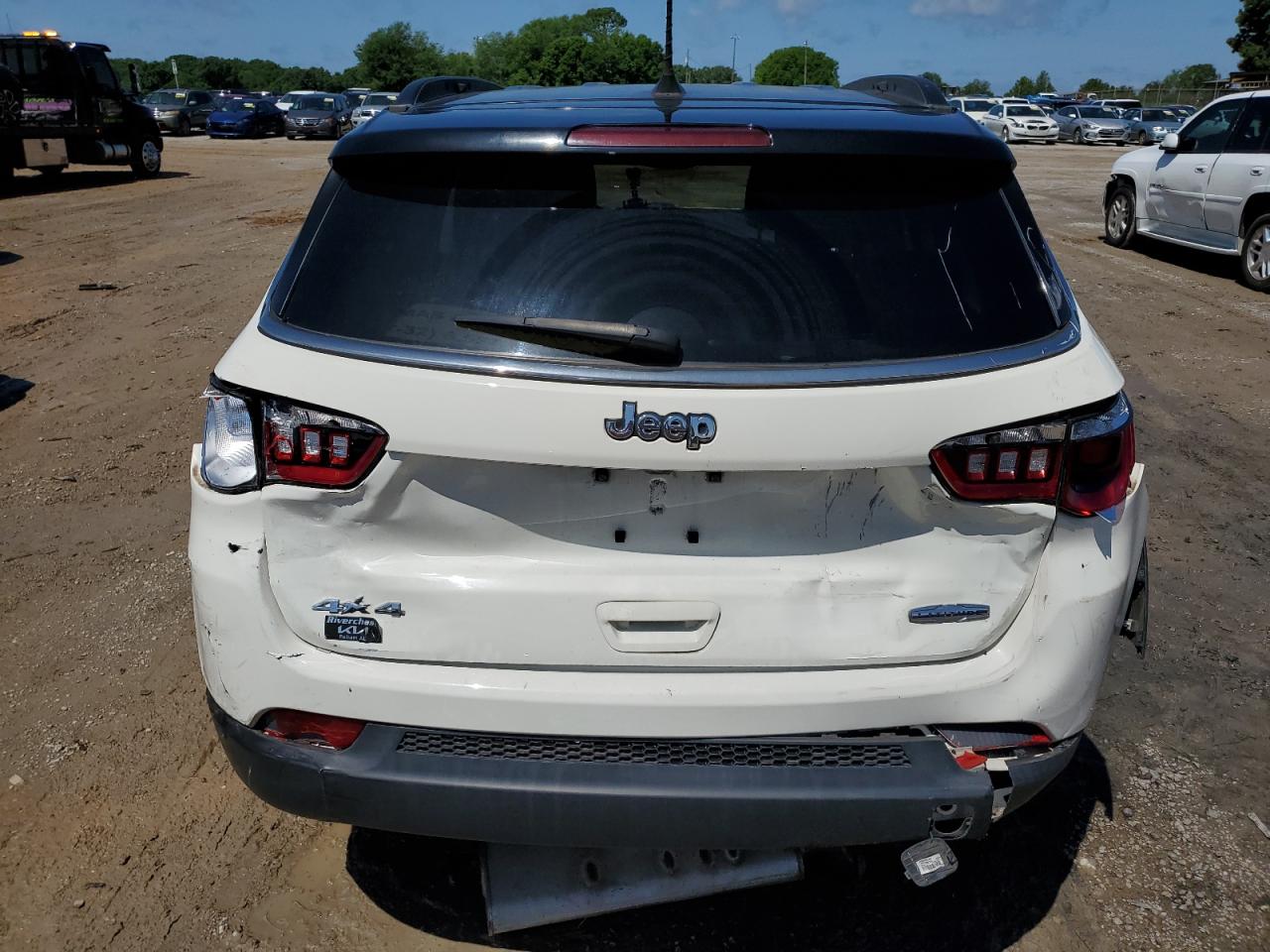 3C4NJDBBXJT270639 2018 Jeep Compass Latitude