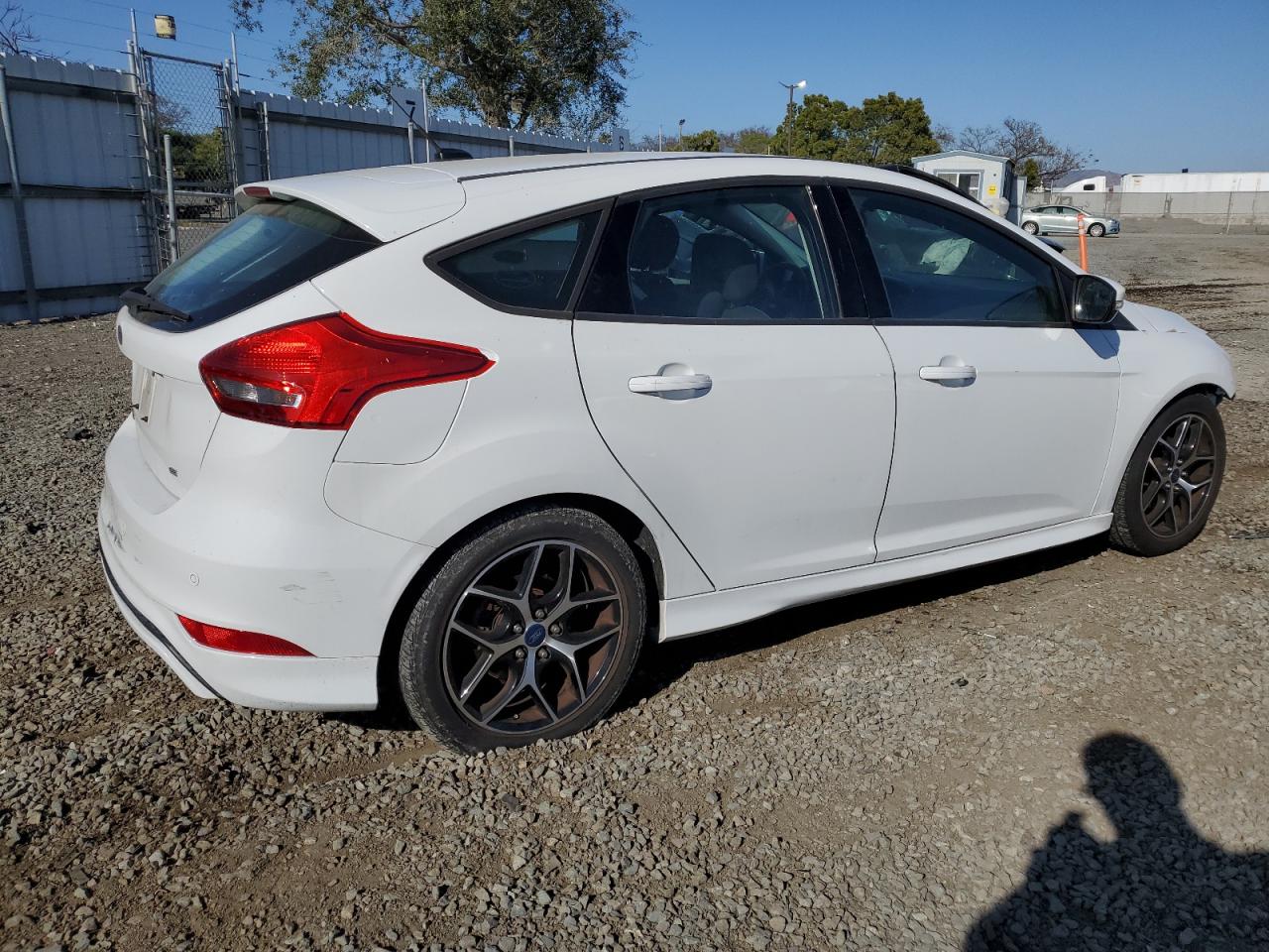 1FADP3K27FL358027 2015 Ford Focus Se