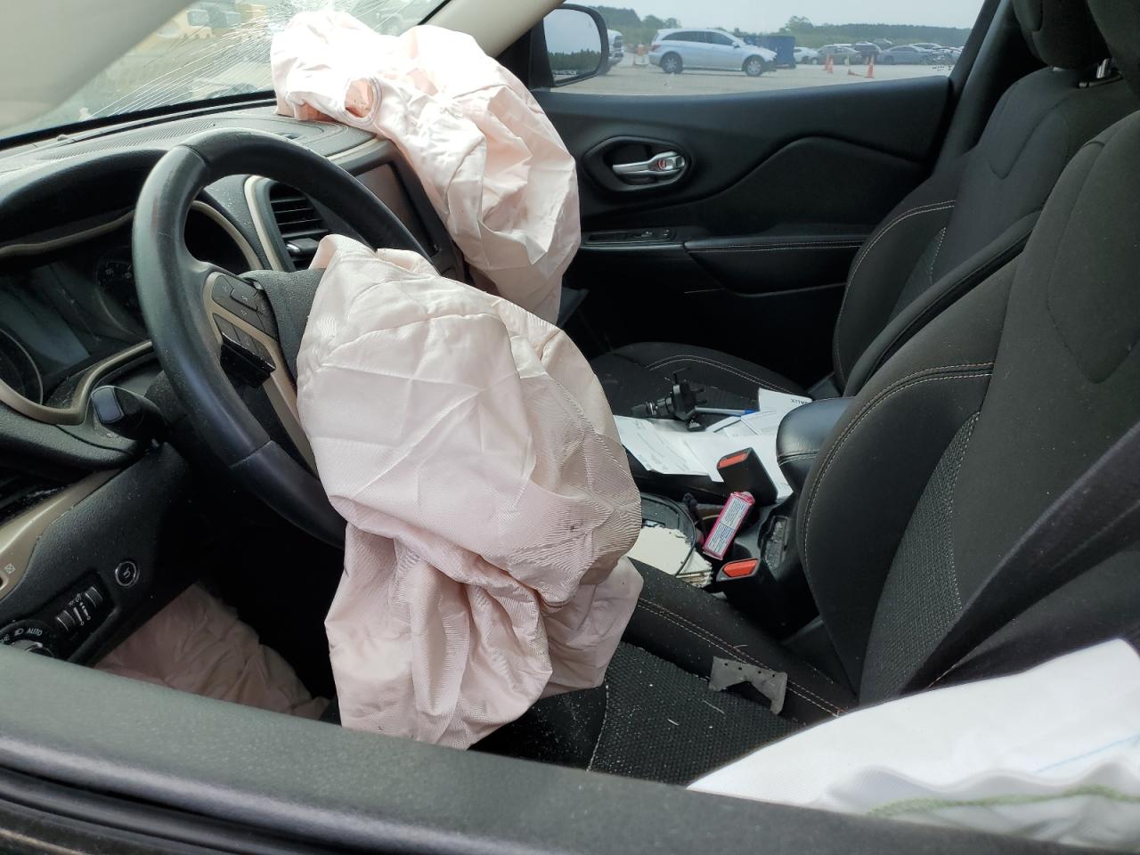 1C4PJLCB5GW307522 2016 Jeep Cherokee Latitude