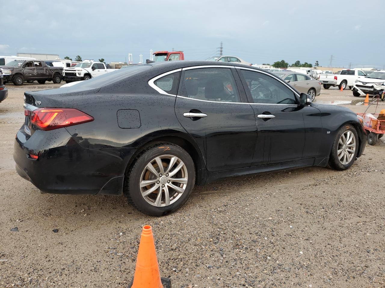 2019 Infiniti Q70 3.7 Luxe vin: JN1BY1AP5KM505873