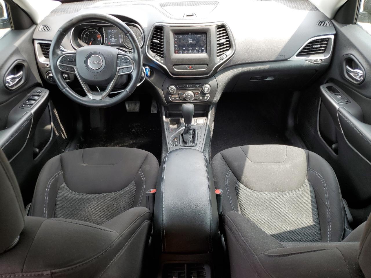 1C4PJLCB2KD108982 2019 Jeep Cherokee Latitude