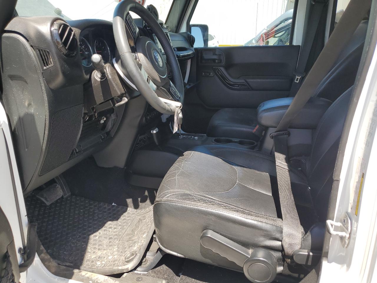 1C4HJWEG3EL301781 2014 Jeep Wrangler Unlimited Sahara