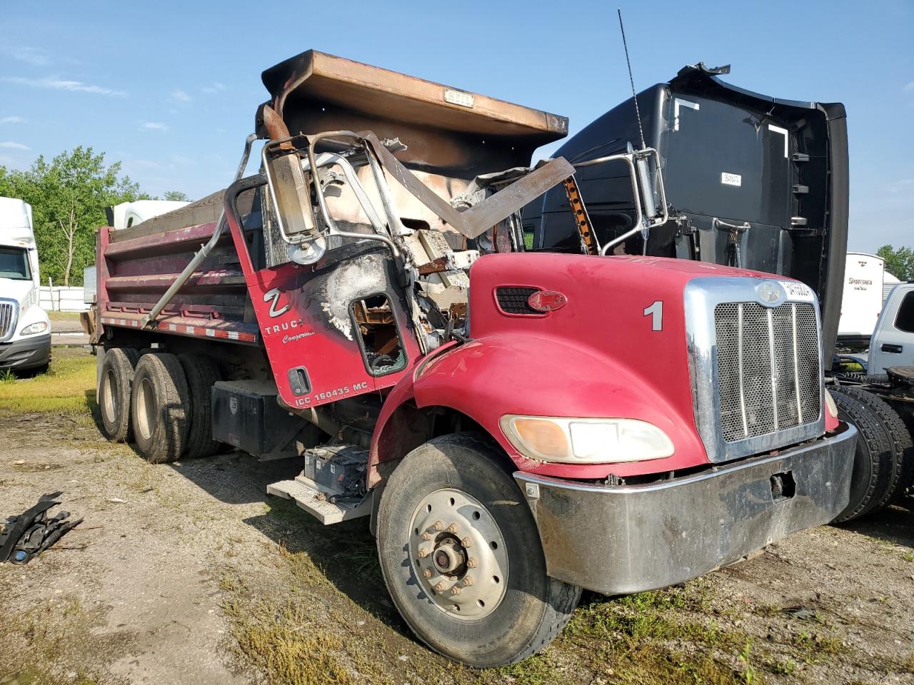 Lot #2935887828 2005 PETERBILT 335