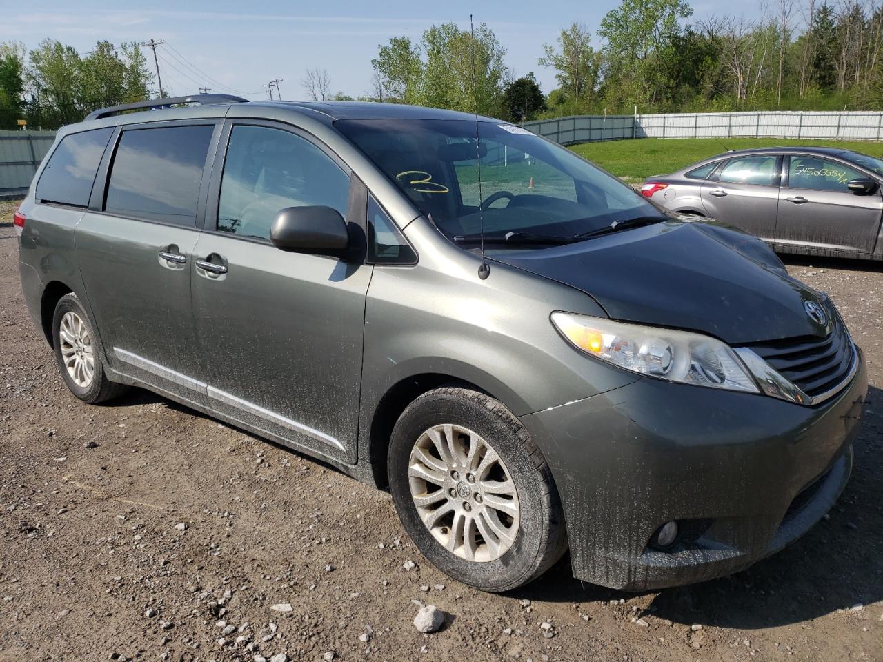 5TDYK3DC2ES449249 2014 Toyota Sienna Xle