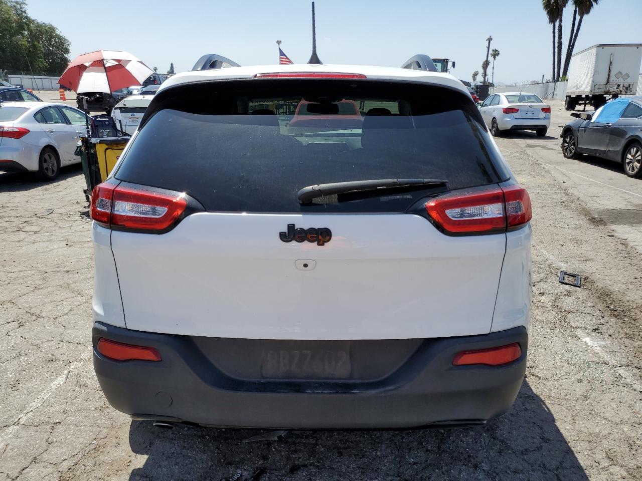 1C4PJLCB8JD620390 2018 Jeep Cherokee Latitude