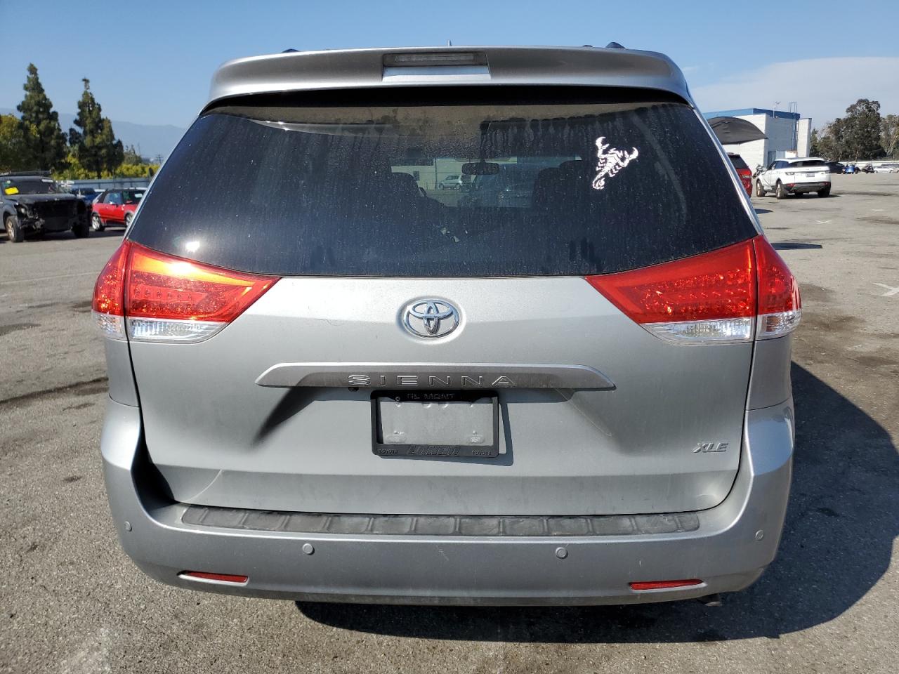 5TDYK3DC2BS110518 2011 Toyota Sienna Xle