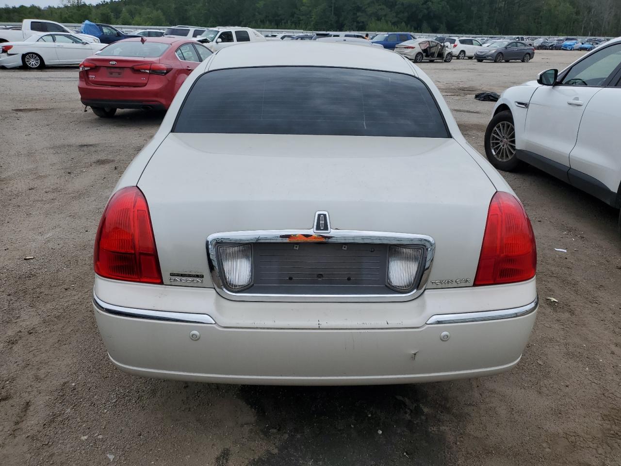 1LNHM81W64Y680451 2004 Lincoln Town Car Executive