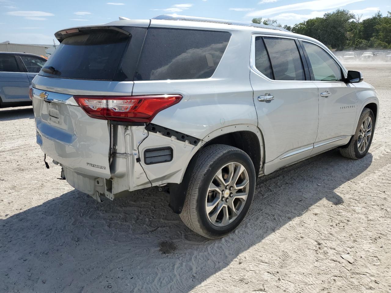 1GNERKKW7KJ252499 2019 Chevrolet Traverse Premier