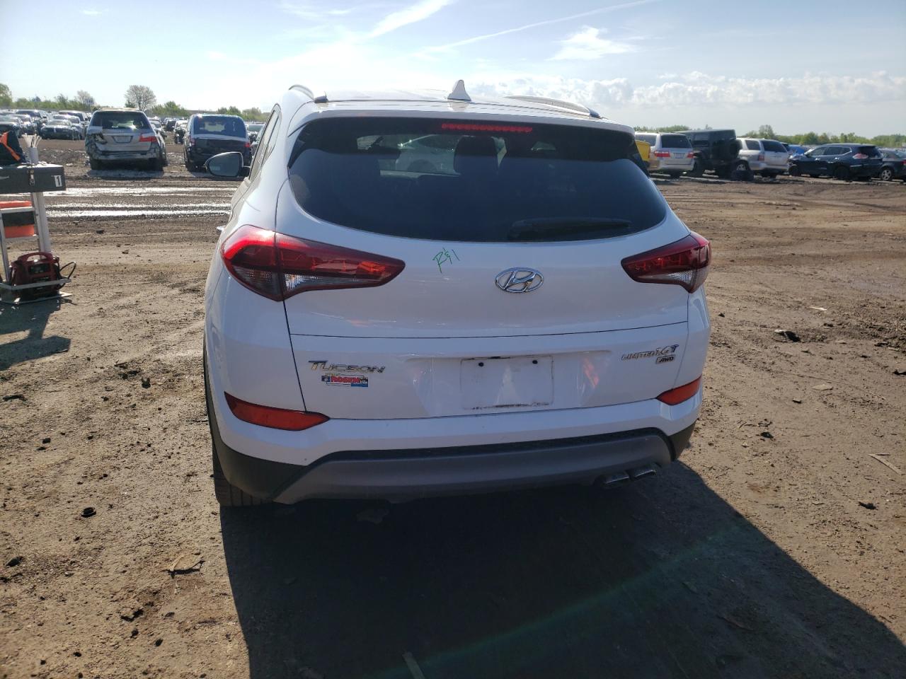 KM8J3CA26JU667593 2018 Hyundai Tucson Value