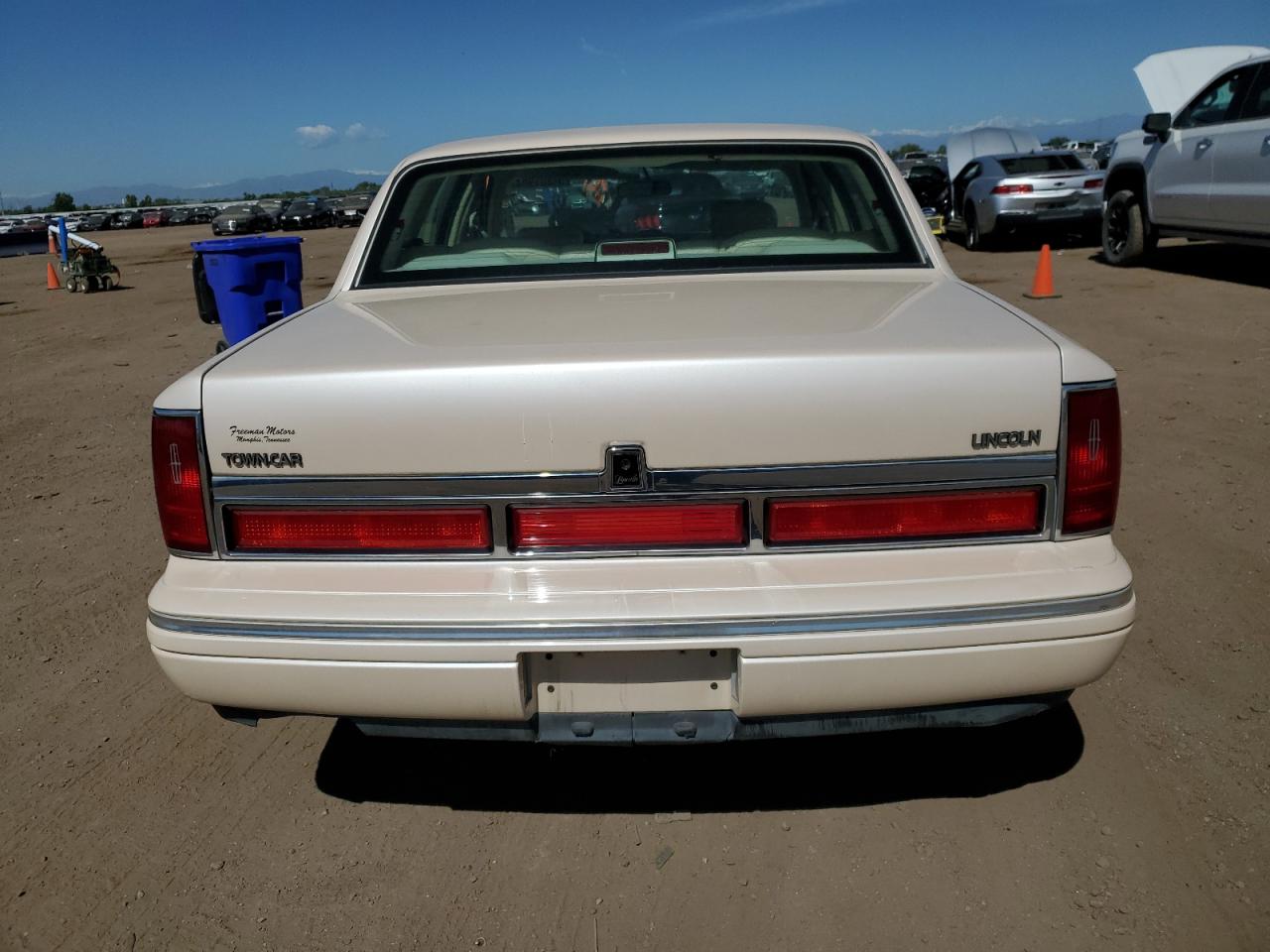 1LNLM82W0VY704057 1997 Lincoln Town Car Signature