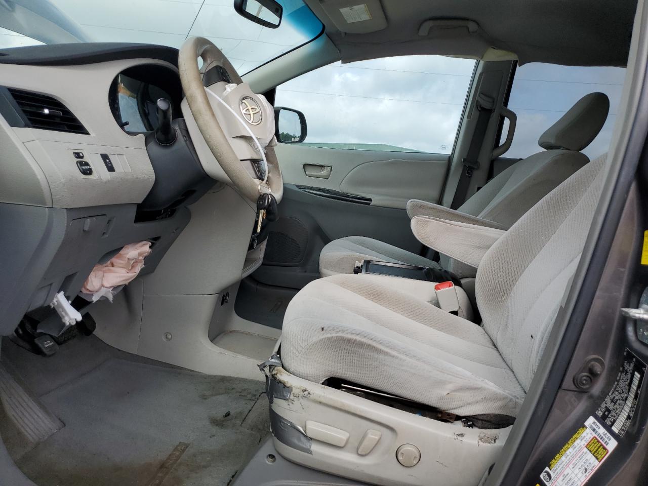 5TDKK3DC0BS063057 2011 Toyota Sienna Le