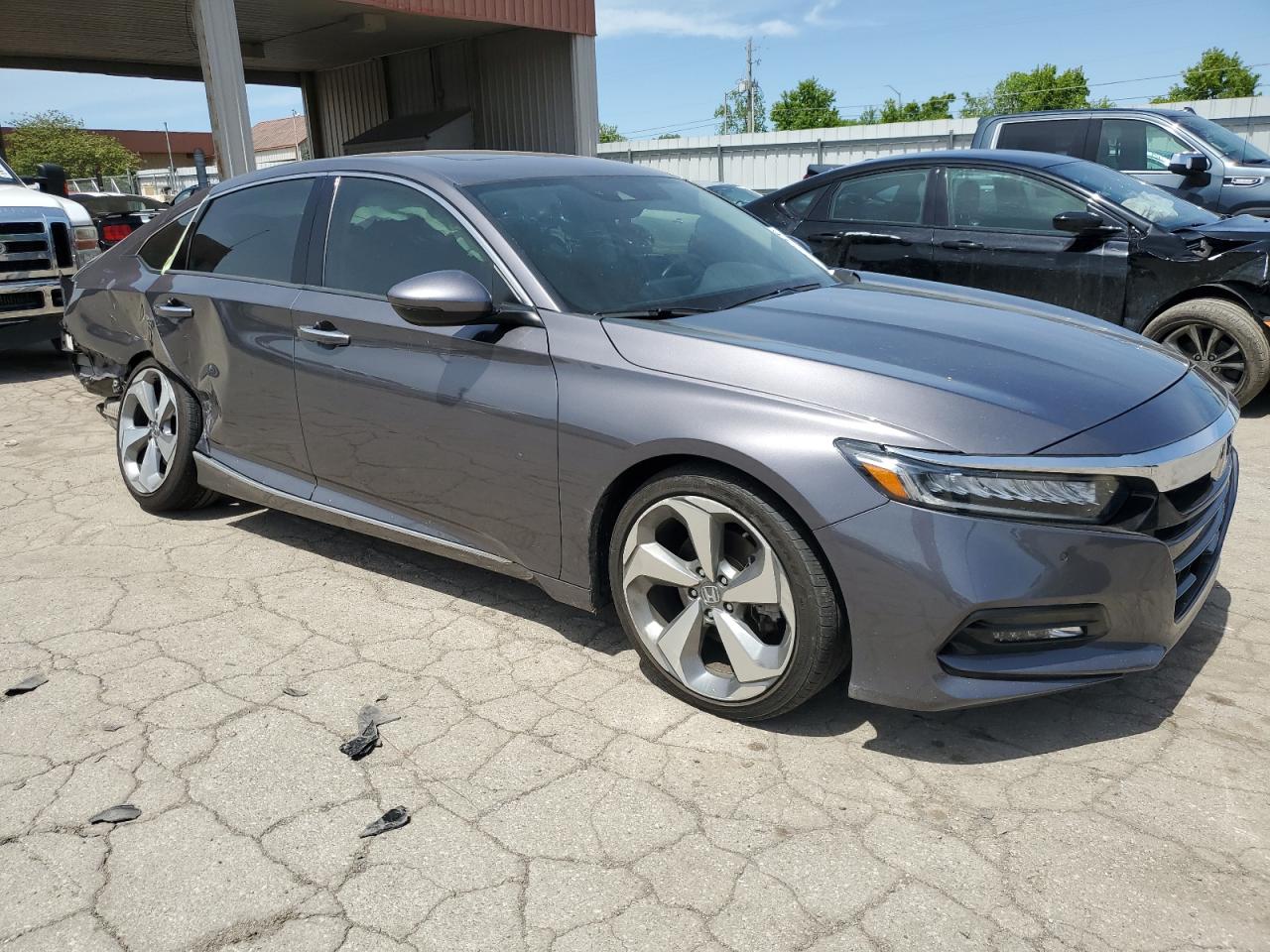 1HGCV2F9XJA030104 2018 Honda Accord Touring