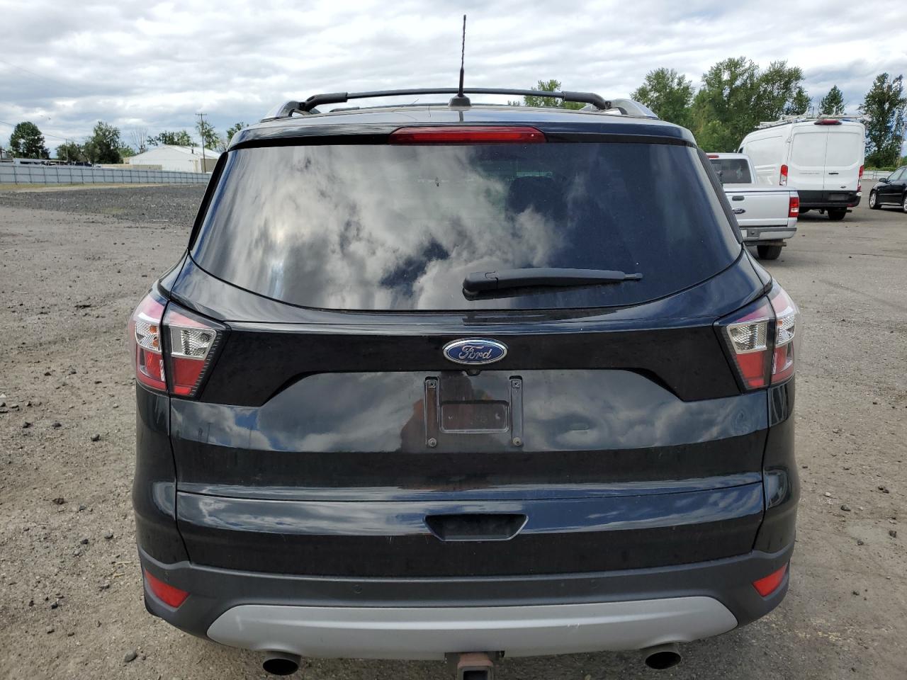 1FMCU9J97HUC96198 2017 Ford Escape Titanium