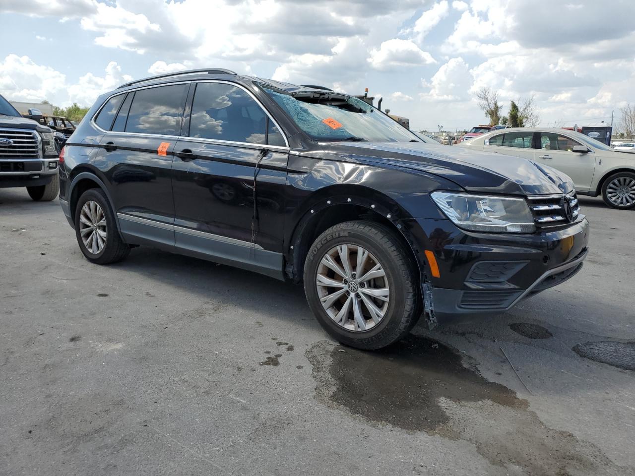 2018 Volkswagen Tiguan Se vin: 3VV3B7AX3JM053822