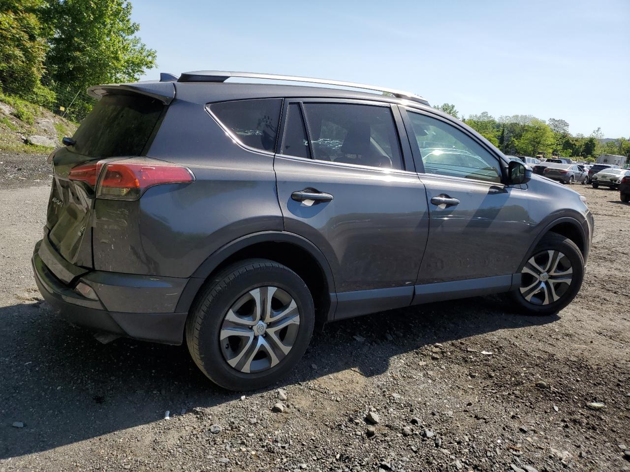 2T3BFREV8JW854568 2018 Toyota Rav4 Le