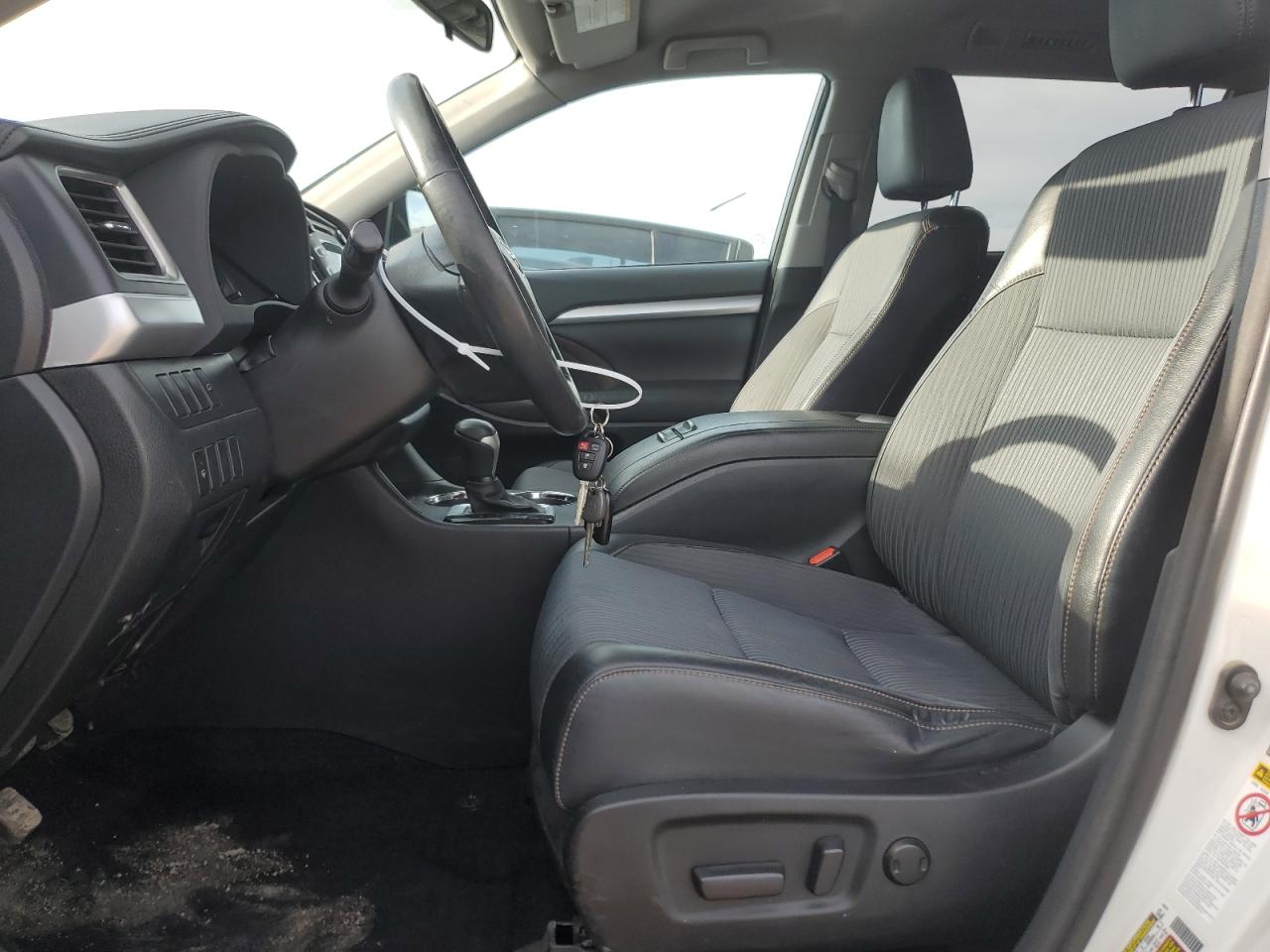 5TDBKRFH6FS175704 2015 Toyota Highlander Le